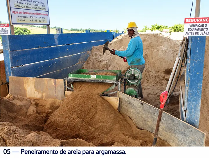 Peneiramento de areia para argamassa.