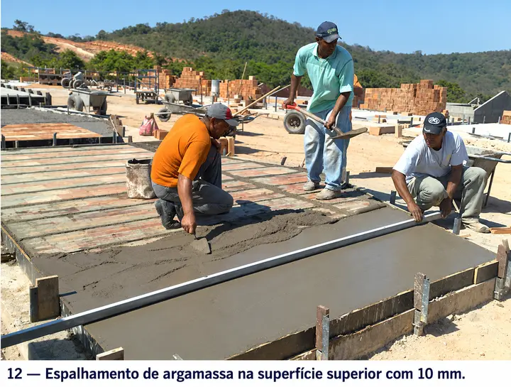 Espalhamento de argamassa na superfície superior com 10 mm.